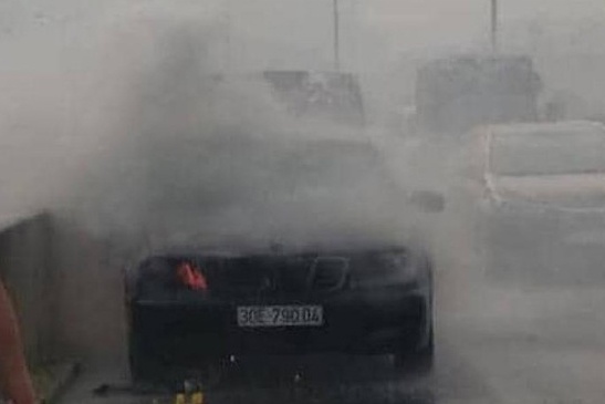 Xe hop boc chay tren cao toc, tai xe thoat chet hinh anh