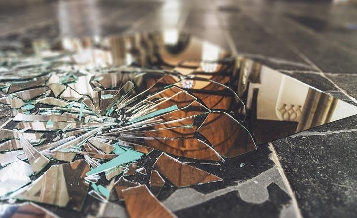 Cua kinh tu tang cao roi trung nguoi di bo hinh anh