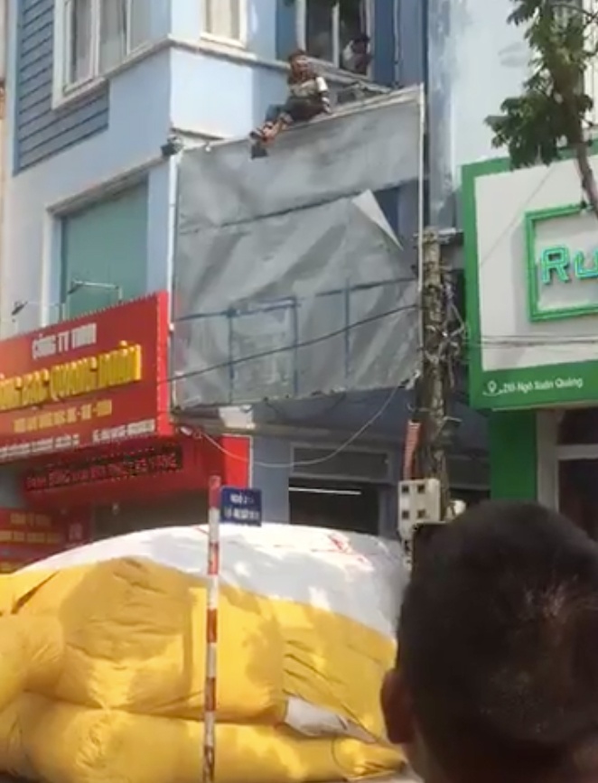 Thanh nien ngao da dung dao chat tay anh 1