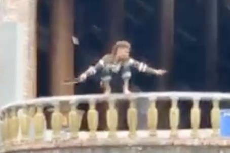 Ga trai cam dao tu chat dut ngon tay minh hinh anh