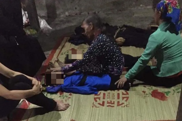 Chong treo co cung 2 dua con vi mau thuan voi vo hinh anh