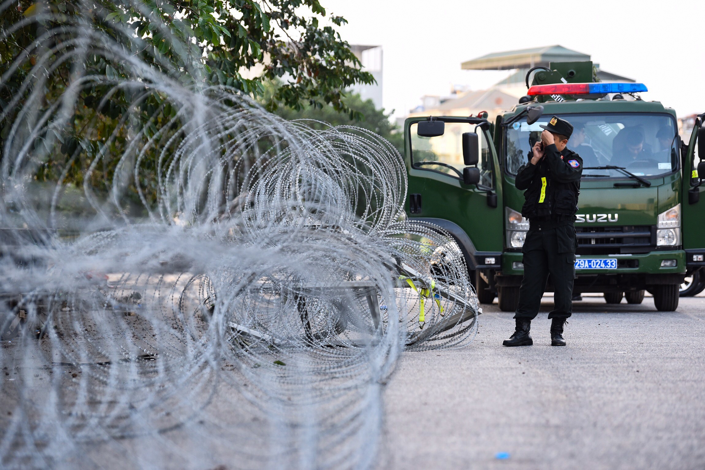 Day thep gai, chot an ninh tai My Dinh truoc tran Viet Nam - Thai Lan hinh anh