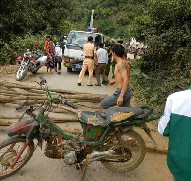 Dân chặn đường xe CSGT ảnh 1 Dan chan duong xe CSGT anh 1