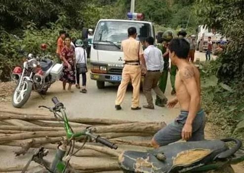 Dan chan xe CSGT doi tra phuong tien vi pham hinh anh