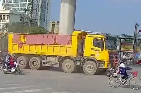 Xe tai can 2 ong chau tu vong hinh anh