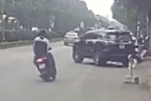 Doi nam nu bi hat vang khi va cham voi oto 7 cho hinh anh