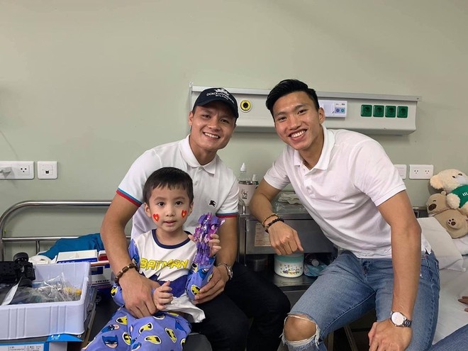 Cup AFF 2018 được bày trong triển lãm ung thư nhi ảnh 2 Cup AFF 2018 duoc bay trong trien lam ung thu nhi anh 2