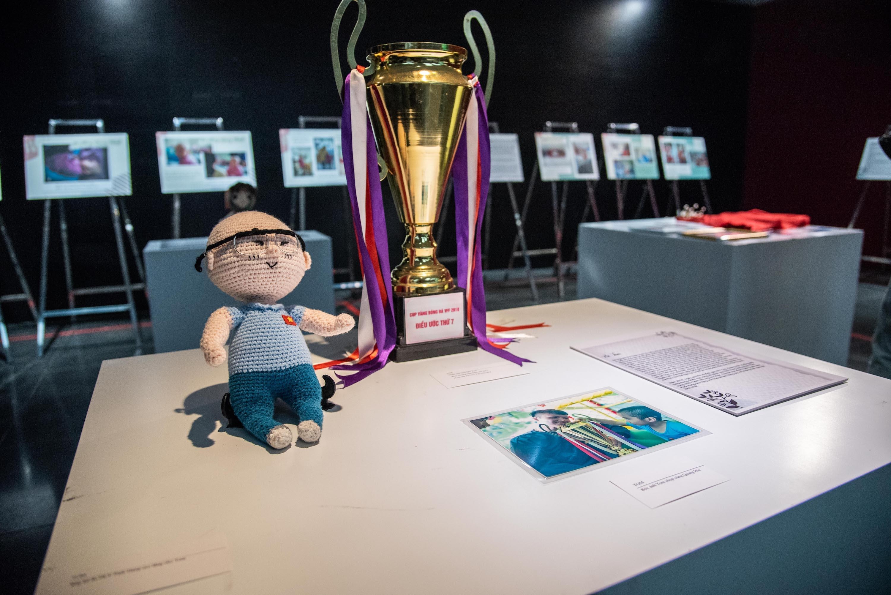 Cup vo dich AFF Cup bay trong trien lam danh cho benh nhi ung thu hinh anh