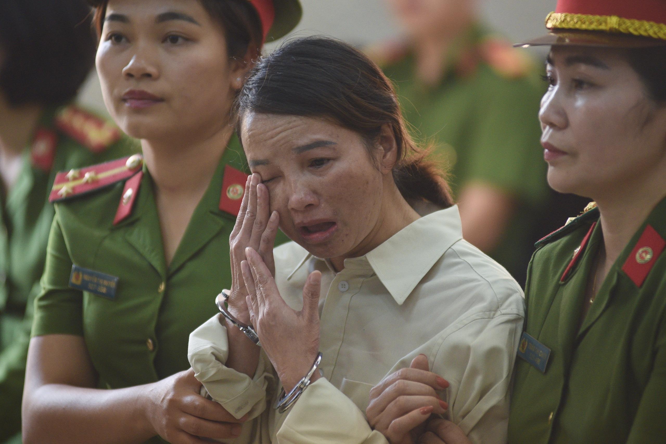 Me nu sinh giao ga phan tran o phien xu hinh anh