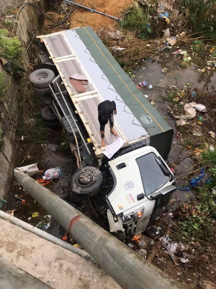 Tài xế xe tải lao xuống cống ảnh 1 Tai xe xe tai lao xuong cong anh 1