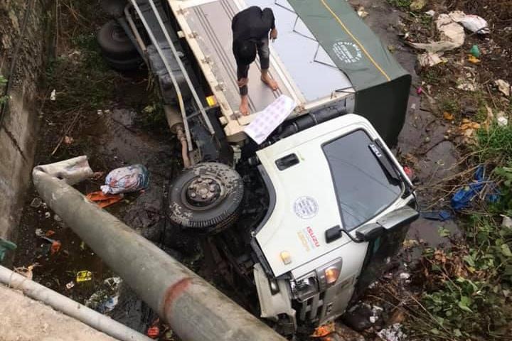 Tai xe buon ngu lao xe xuong cong nuoc hinh anh