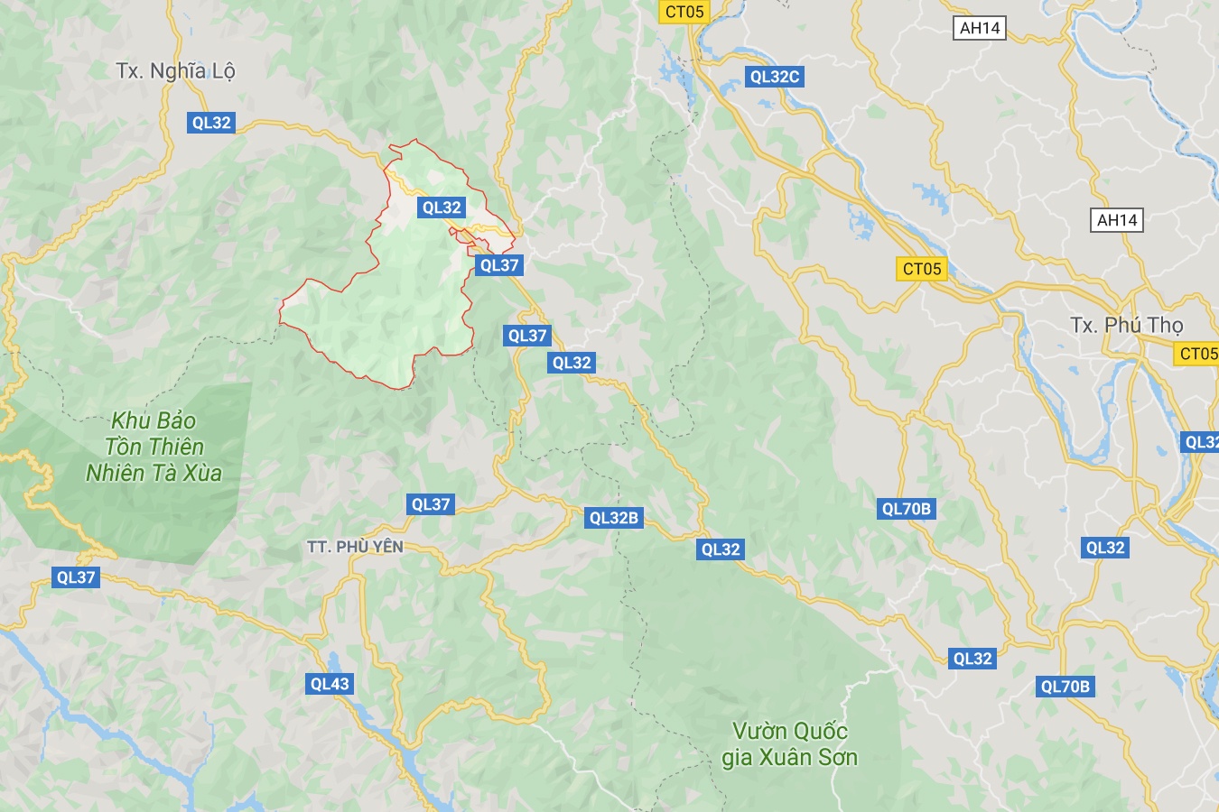 Tài xế xe tải lao xuống cống ảnh 2 Tai xe xe tai lao xuong cong anh 2