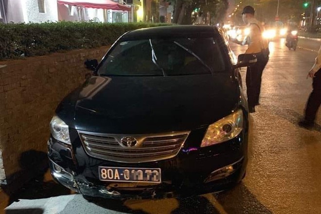 Xe hop cua VFF gay tai nan khi dang cho thu hoi bien so xanh hinh anh