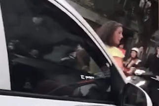 Ba Tay chan dau, ep oto di lan lan phai lui hinh anh