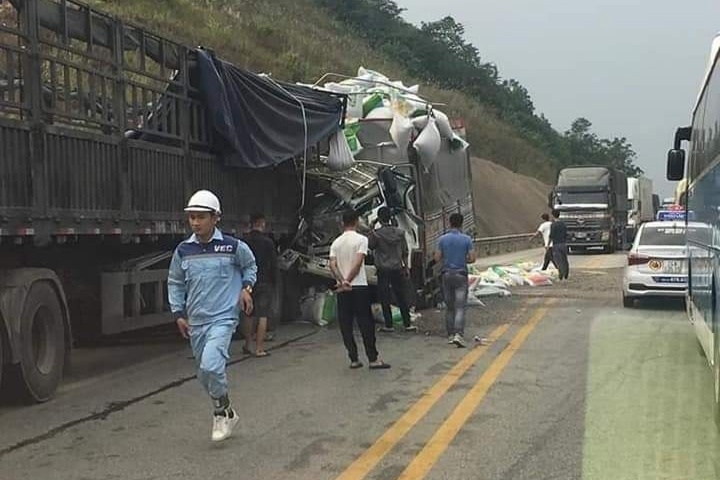 Xe tai dam xe dau keo tren cao toc, 5 nguoi thuong vong hinh anh