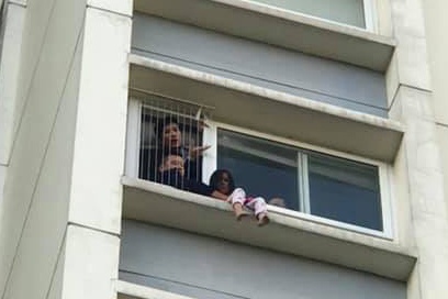 Giai cuu be 6 tuoi ngoai ban cong tang 6 chung cu hinh anh