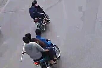 Bat 5 thanh nien cam dao dieu hanh tren pho hinh anh