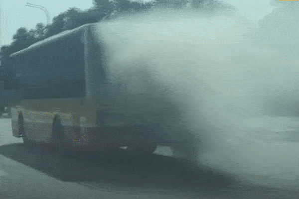 Xe buyt xa khoi mu mit khi di tren pho hinh anh