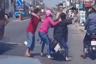 Tai xe xe may bi danh hoi dong sau va cham giao thong hinh anh