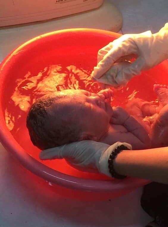 be trai so sinh trong thung rac anh 1