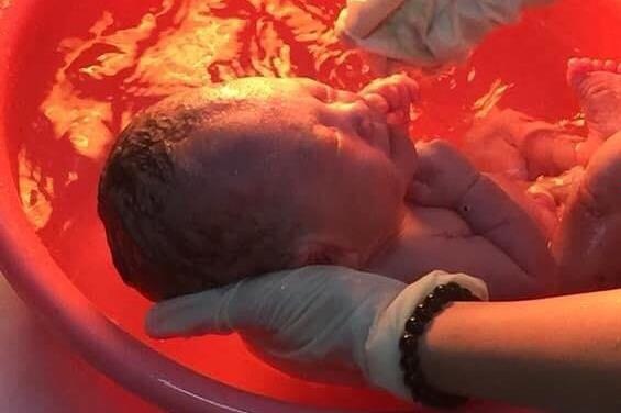 Be trai so sinh con day ron bi bo trong thung rac hinh anh