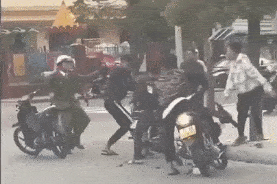 Nhom thanh nien pha xe, chay tan loan khi gap cong an hinh anh