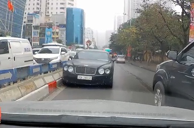 Bentley di nguoc chieu anh 1