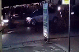 Xe may chay nguoc chieu, huc vao dau oto tai hinh anh