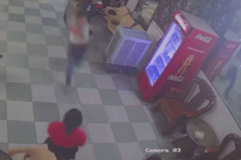 Khoanh khac nu nhan vien massage dam chet nguoi hinh anh