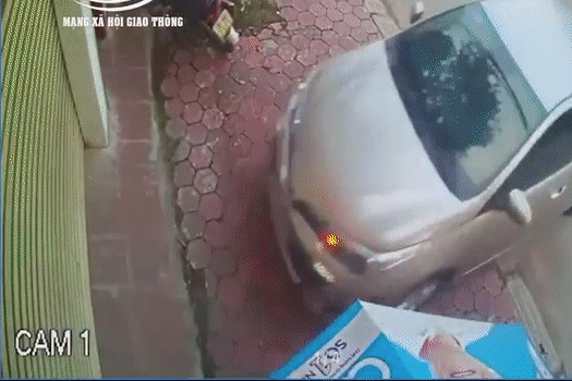 Xe con mat lai lao vao cua hang sua chua may tinh hinh anh