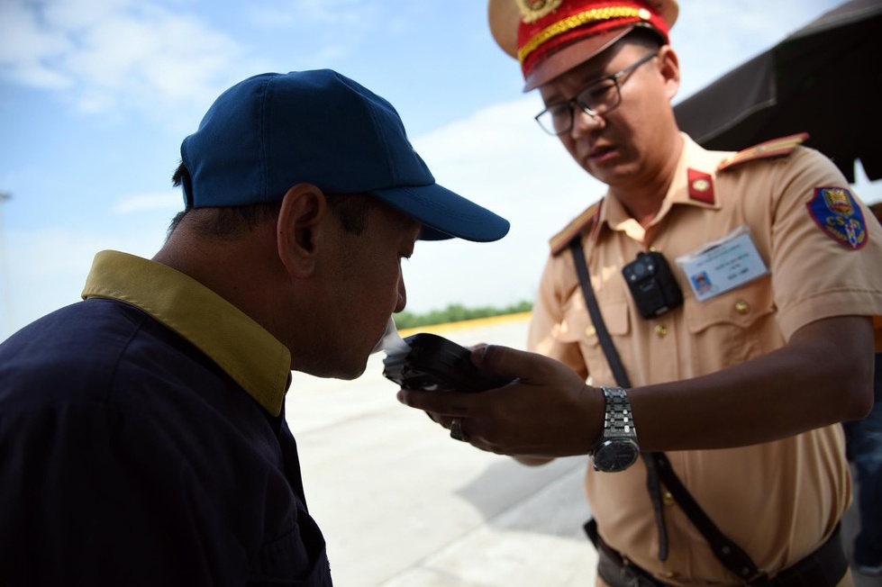 Tai xe bi phat 35 trieu, tuoc GPLX gan 2 nam vi vi pham nong do con hinh anh