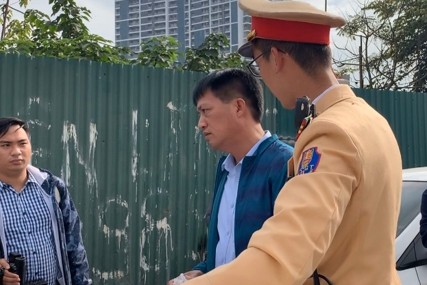 Tai xe bi cam lai oto 23 thang, phat 35 trieu sau bua nhau trua hinh anh