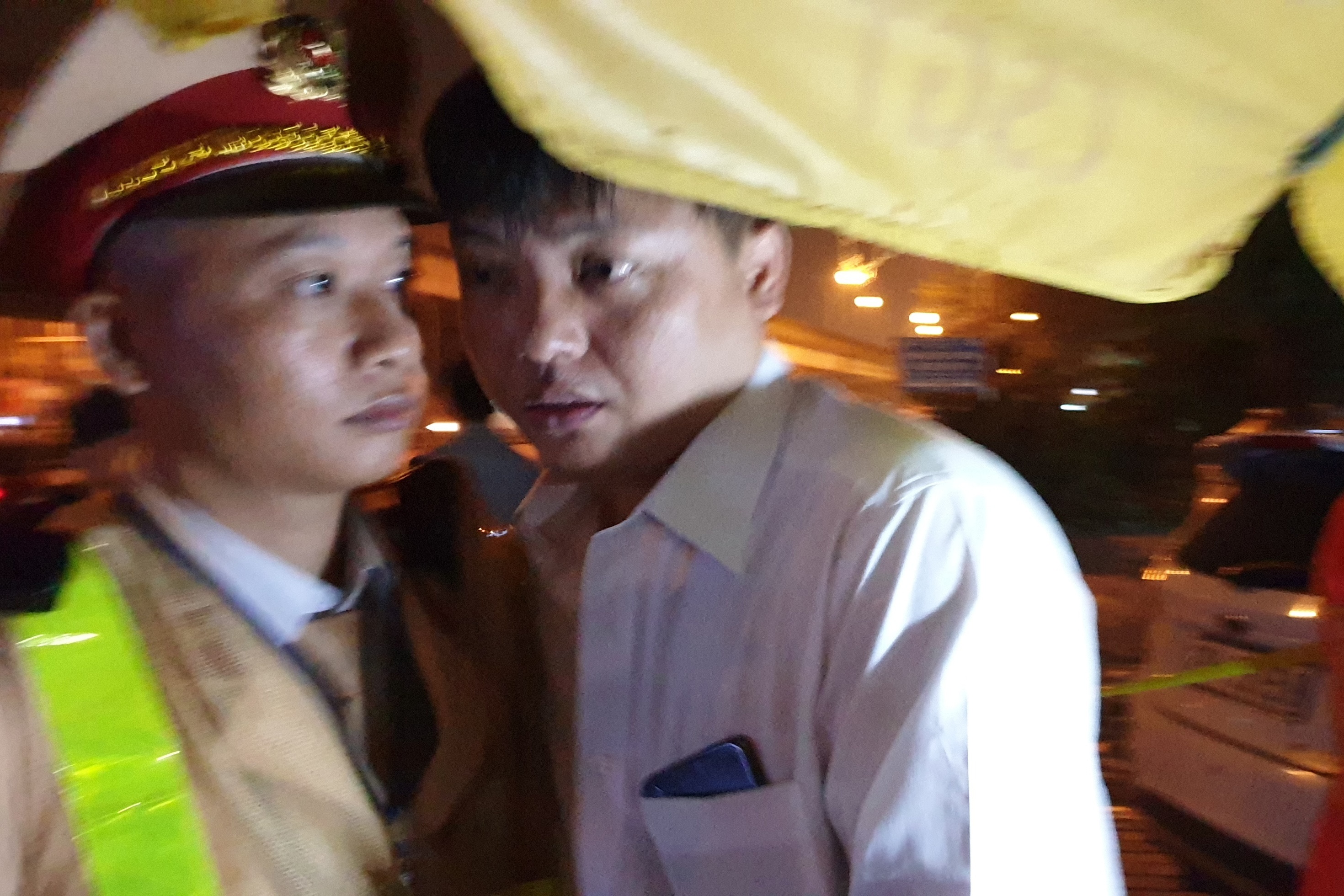 Tai xe oto say ruou suyt dam CSGT, xin bo qua vi 'quen biet' hinh anh