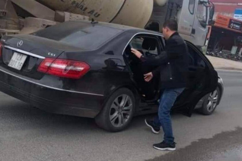 Can bo cong an lai Mercedes gay tai nan chet nguoi hinh anh