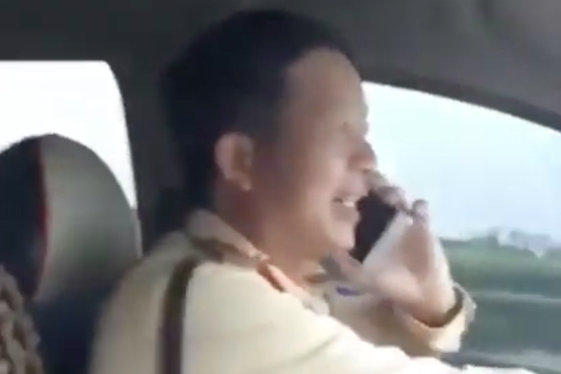 CSGT vua lai oto vua nghe dien thoai hinh anh