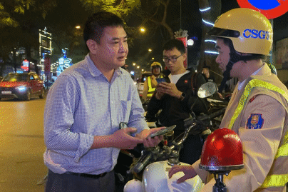 Tai xe de nghi CSGT nghe dien thoai tu nguoi quen, mong bo qua vi pham hinh anh