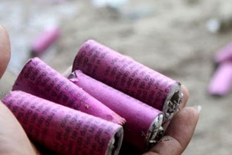 Lam phao theo YouTube, be trai bi dap nat tay hinh anh