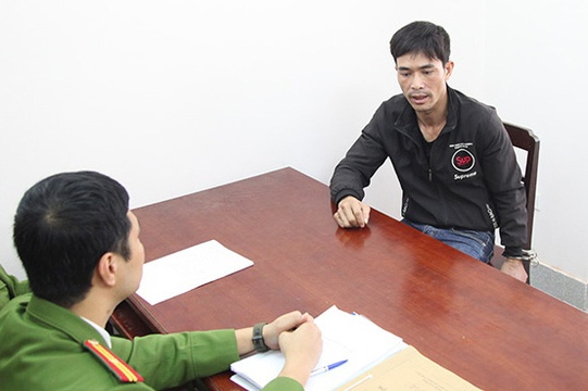 Ke chem phu nu lien tiep tren cau khai do mau thuan tinh cam hinh anh
