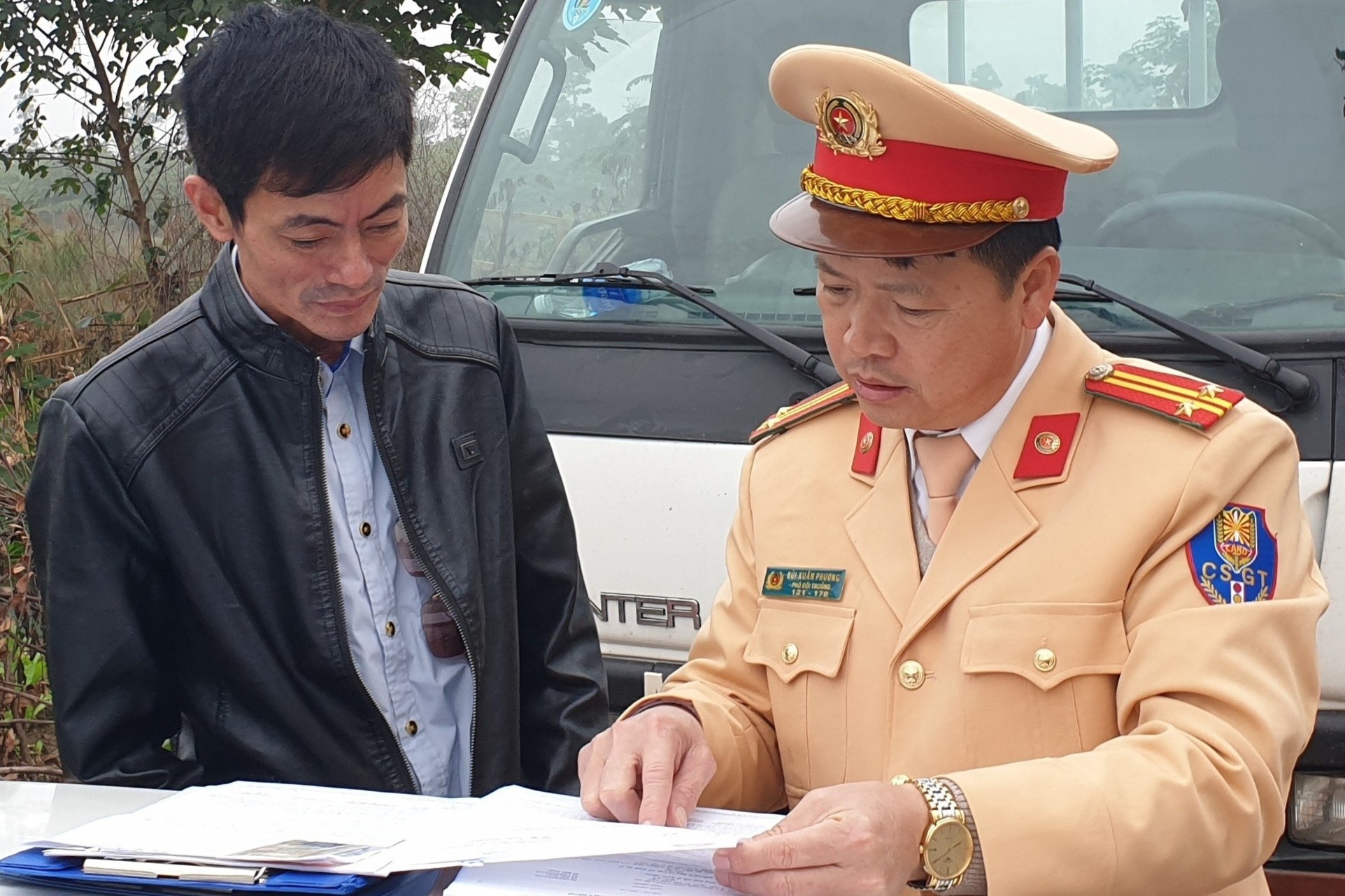 Tam giu xe buyt, phat tai xe 17 trieu do vi pham nong do con hinh anh