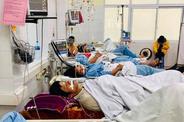 1 nguoi chet, 7 nguoi ngo doc do an trung coc hinh anh