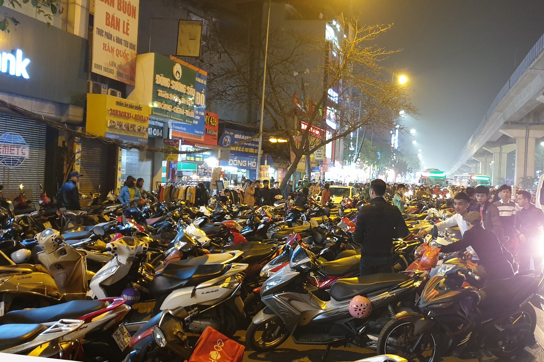 Xe may do tran long duong gay un tac giao thong toi 27 Tet hinh anh