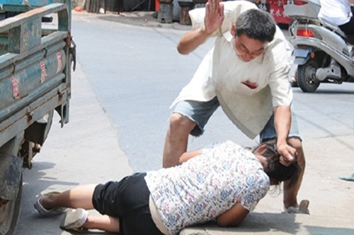 Chong danh chet vo chieu mung 3 Tet hinh anh