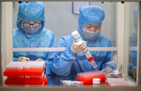 Nam thanh nien tung tin sai su that ve dich virus corona o Ha Noi hinh anh