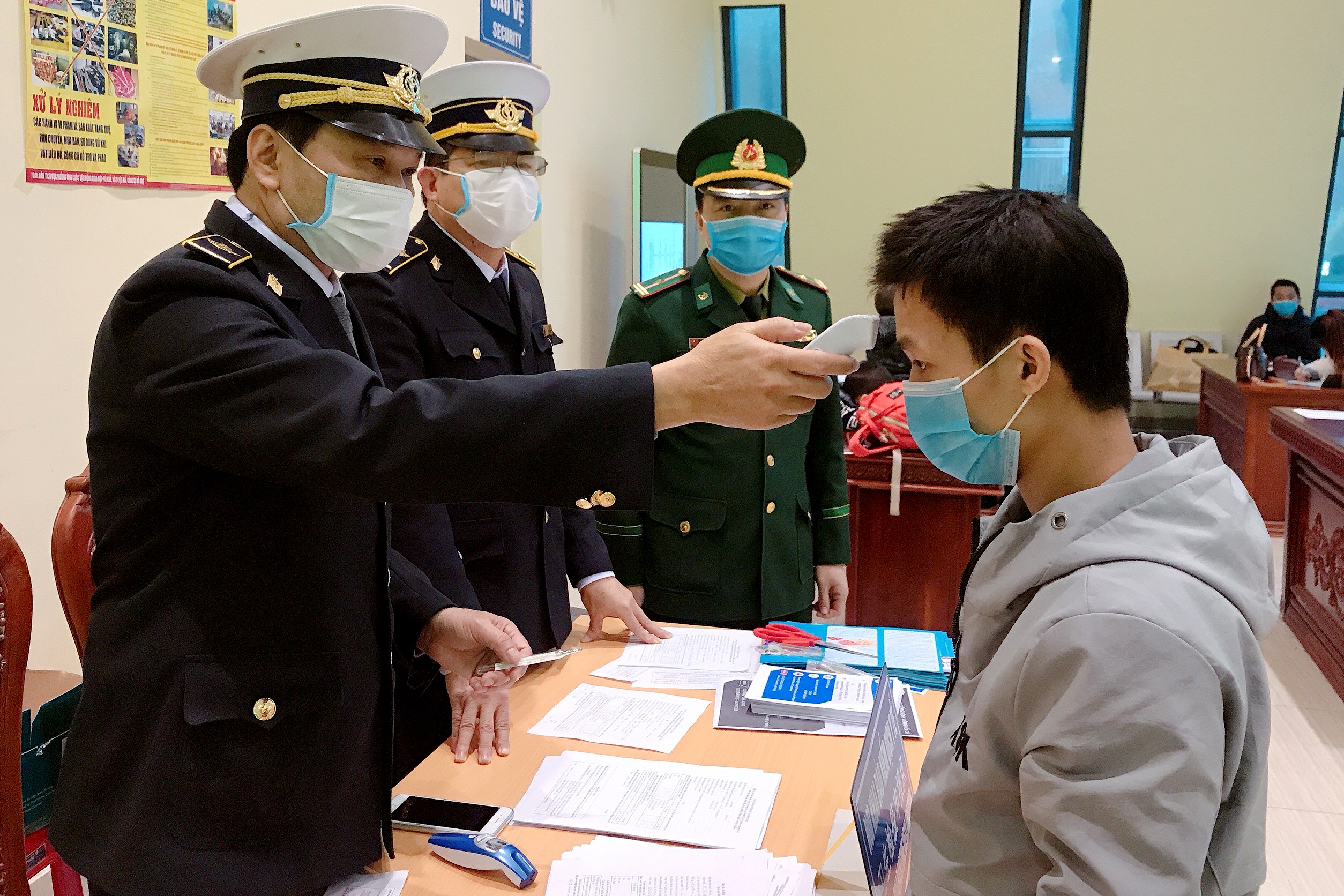 Cach ly nguoi 32 Viet bi Trung Quoc tra ve anh 3