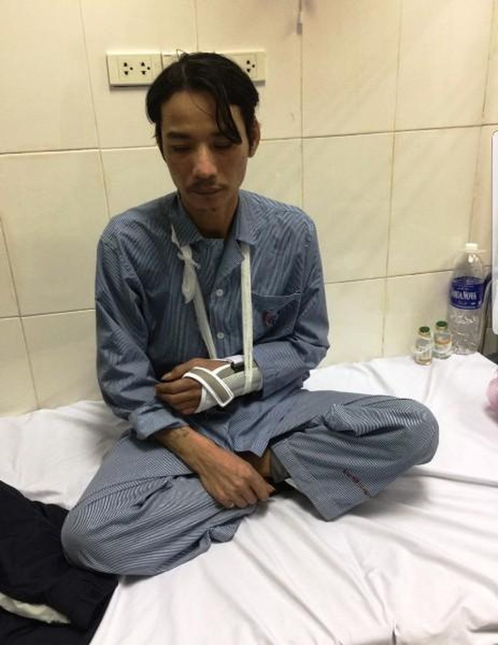 Danh gay tay nhan vien moi truong anh 1