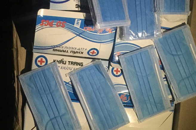 Mot nguoi Trung Quoc gom 100.000 khau trang o Ha Noi hinh anh