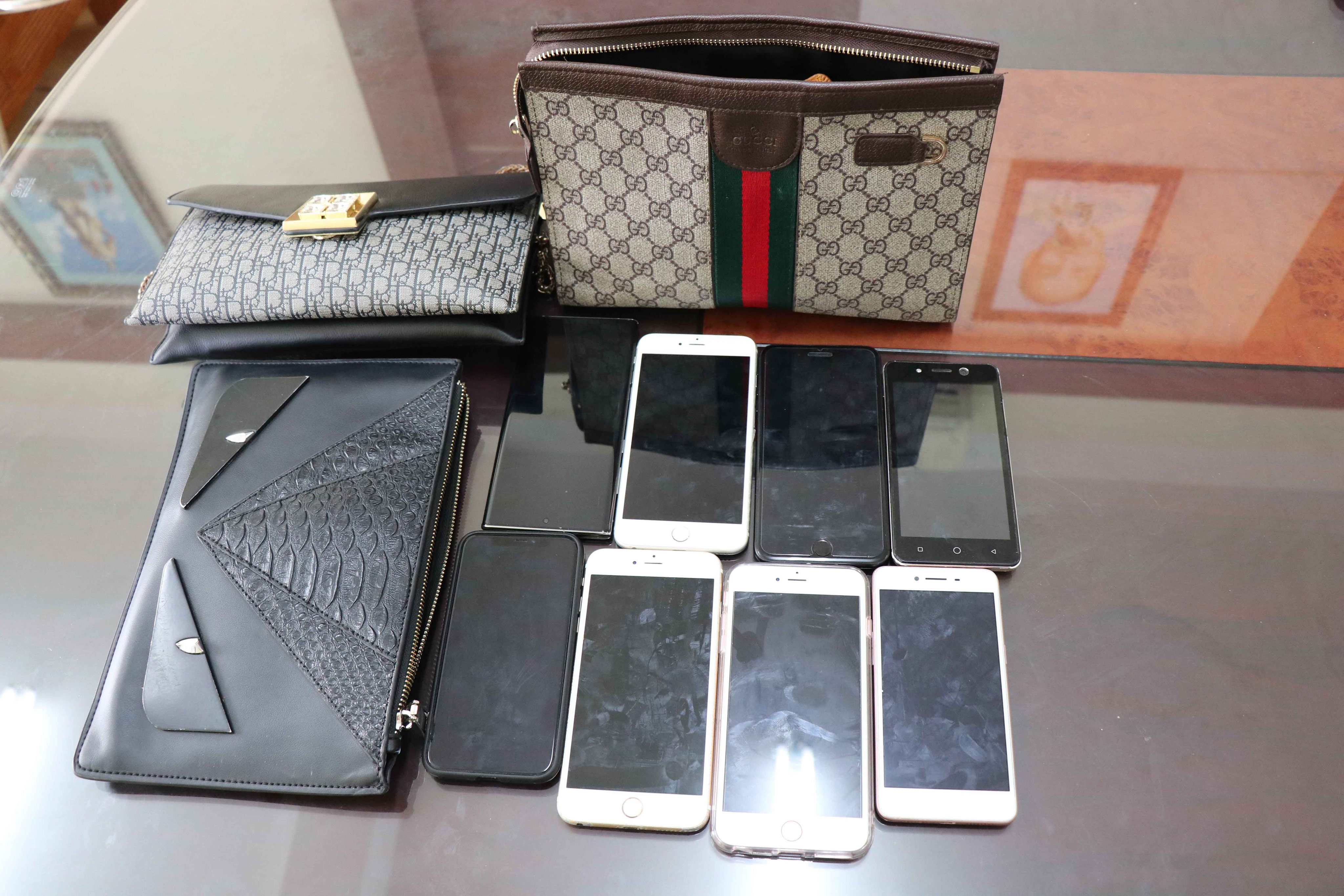 Doi nam nu cuop tai san anh 2