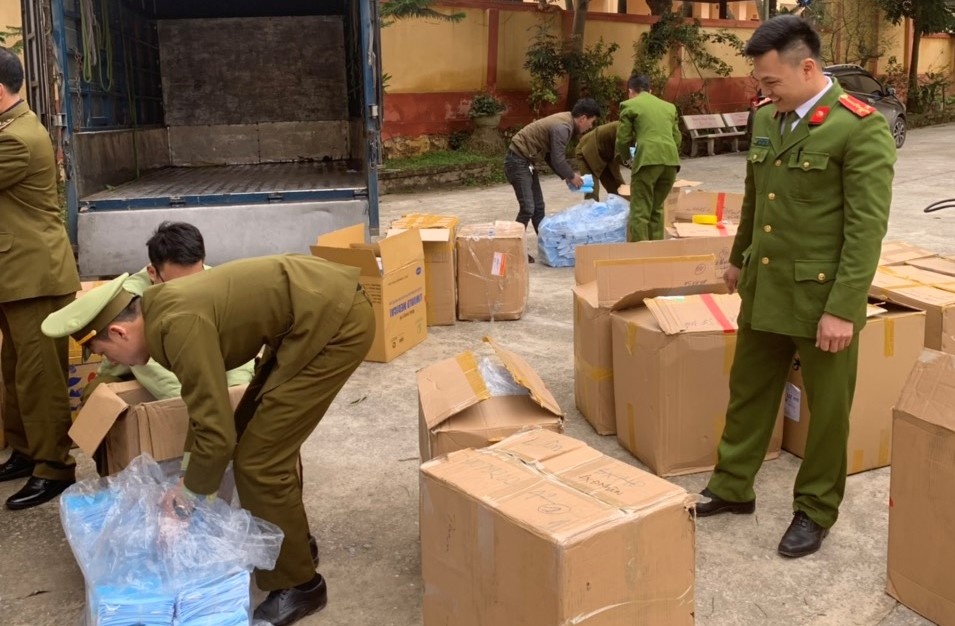 Chan oto cho 119.000 khau trang o cua khau Tan Thanh hinh anh