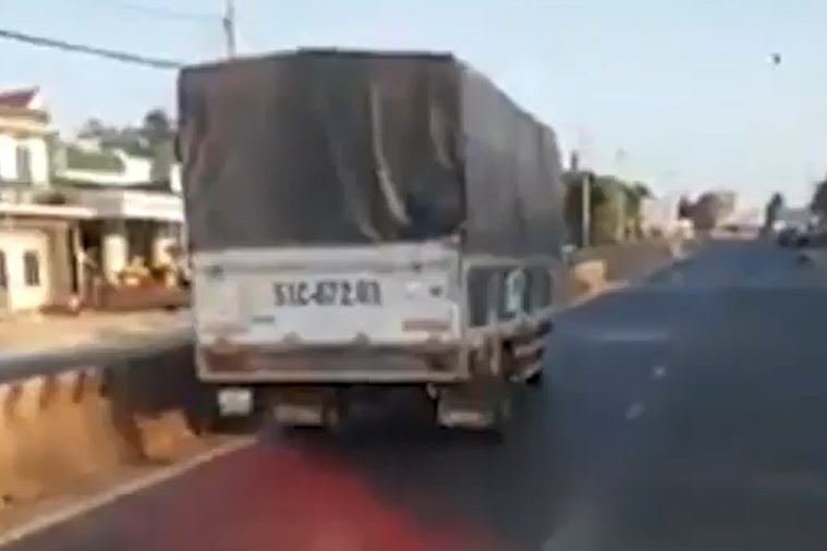 Oto tai can duong xe cuu hoa di lam nhiem vu hinh anh