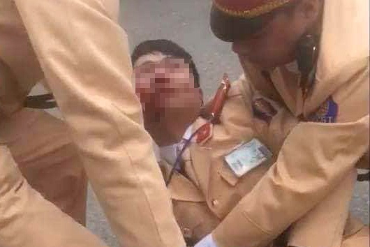 Tai xe xe may vuot den do, tong CSGT hinh anh